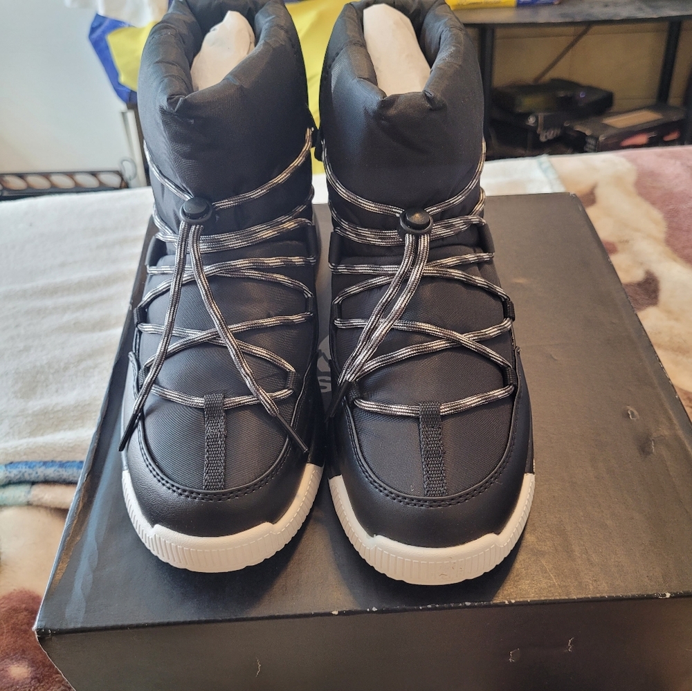 NWT SOREL WHITNEY lll BOOTS